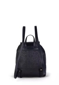 Zaino nero con finitura testurizzata. Presenta spallacci regolabili in pelle, corpo in tessuto a motivi e dettagli in metallo color oro.