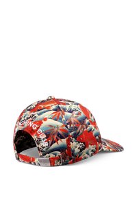 Cap mit lebhaften Koi-Fischen und Wellenmustern in Rot, Blau und Grün. Verfügt über einen verstellbaren Riemen und gestickten "Fishing Club"-Text.