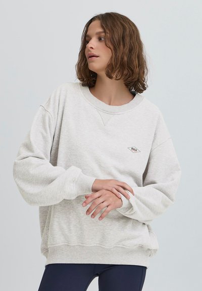 Jasnoszara bluza z długimi rękawami, okrągłym dekoltem, luźnym krojem oraz małym haftowanym logo na piersi. Miękka, teksturowana tkanina.