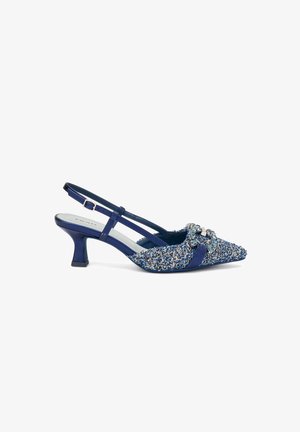 Zuecos de tacón azul marino con parte superior de tela texturizada, punta afilada y broche decorativo. El bajo tacón cuadrado añade estabilidad.
