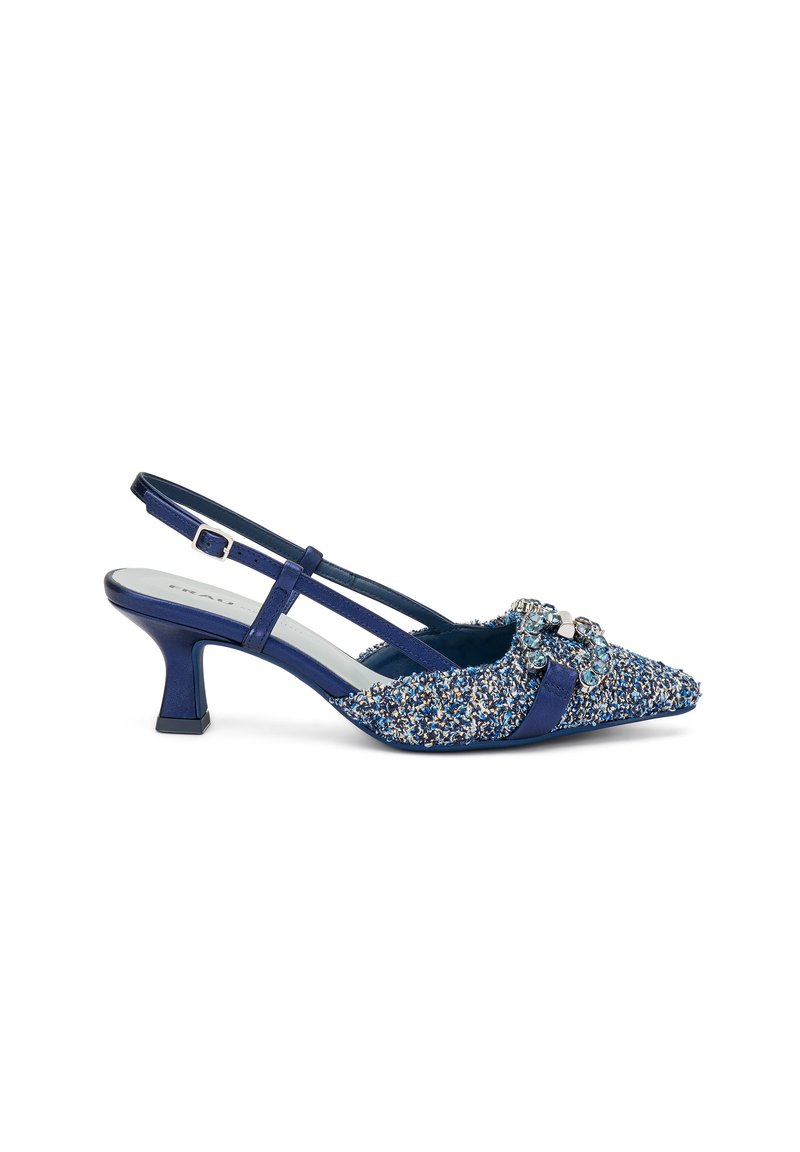 Tacchi slingback blu navy con tomaia in tessuto testurizzato, punta affusolata e spilla decorativa. Tacco quadrato basso per maggiore stabilità.