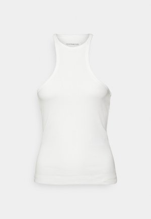 Top sem mangas branco de gola alta, textura canelada, design ajustado, feito de tecido elástico, sem padrões ou detalhes visíveis.