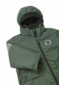 Groene waterdichte jas met ritsluiting, capuchon en reflecterende accenten op de mouwen. Inclusief zak met drukknoopdetail.