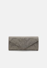 Clutch en gris con un patrón texturizado y ondulado. Hecho de un material estampado, cuenta con un cierre de solapa diagonal.
