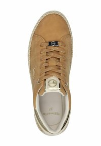 Sneaker in suede color testa di moro con dettagli dorati, punta rotonda e texture intrecciata attorno alla suola. Presenta lacci metallici e dettaglio del logo sulla linguetta.