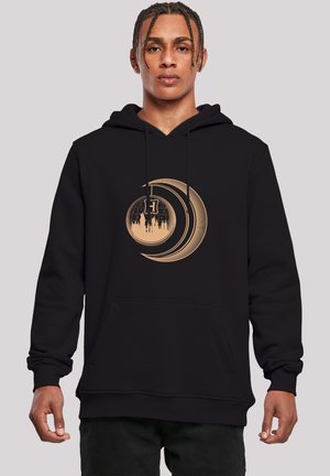 Sort pullover hættetrøje med et centralt guld grafikdesign med cirkulære elementer og en bysilhuet. Lavet af blødt stof med en lomme foran.