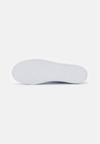 Suola di sneaker bianca con motivo testurizzato, caratterizzata da un bordo arrotondato e una finitura liscia e pulita. Nessun marchio visibile o accenti distintivi.
