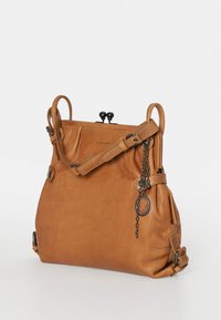 Borsa a tracolla in pelle color tan con una forma strutturata, doppio manico superiore e un accento in catena. Caratterizzata da hardware in metallo e chiusura a scatto.