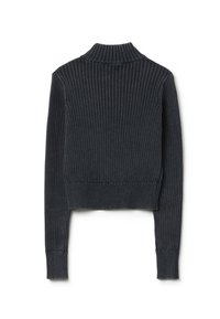 Jersey de canalé gris oscuro con cuello alto, mangas largas y corte cropped. La textura de la tela es suave y elástica. Costuras de consola visibles.