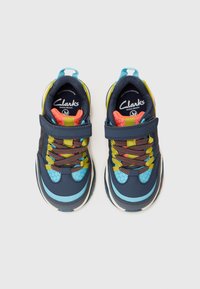 Dunkelblaue Sneakers aus Mesh- und Synthetikmaterialien. Sie haben leuchtende Akzente in Gelb, Orange und Blau sowie einen Klettverschluss zur Sicherung.