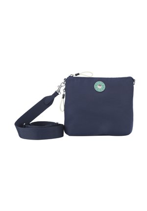 Sacca a tracolla blu navy realizzata in tessuto resistente, con chiusura a zip, tracolla regolabile e dettaglio logo circolare verde.