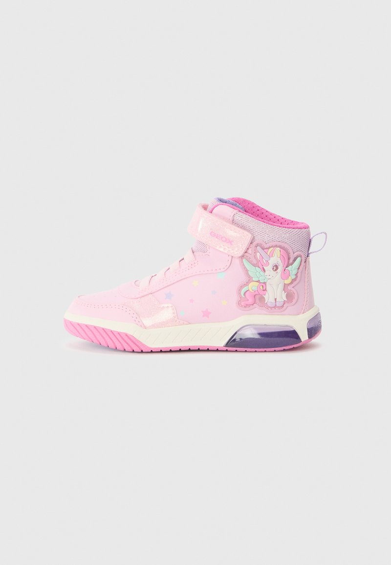 Rosa High-Top-Sneaker mit einem Klettverschluss, verziert mit einem Einhorn-Motiv, Sternenmustern und einer durchsichtigen lila Sohle. Texturierte Stoffakzente.