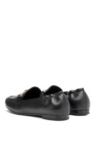 Mocasini din piele neagră, cu un profil jos, vârf rotund și un accent decorativ auriu în față. Textură netedă, design flexibil.