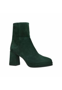 Groene suède enkellaarzen met een hoge blokhak, ronde neus en een gladde textuur. Voorzien van een zijknopdetail en een elegante uitstraling.