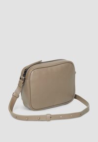 Beige Leder Umhängetasche mit rechteckiger Form, oberem Reißverschluss und verstellbarem Riemen. Glatte Textur, minimalistisches Design.