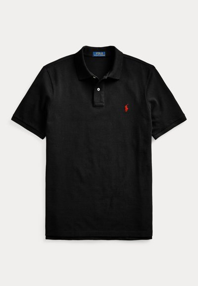 Μαύρο κοντομάνικο πόλο Ralph Lauren με γιακά και κόκκινο κεντητό λογότυπο στο αριστερό στήθος.