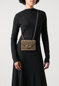 Guess ZALINA MINI TOP HANDLE FLAP - Borsa a mano - gold