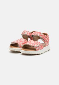 Blom-mönstrade sandaler i korall med dubbla justerbara kardborreband. Vit gummiyttersula med texturerat mönster; öppet tå- och häl-design.