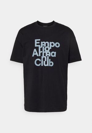 Czarna koszulka z krótkim rękawem, z przodu na środku znajduje się jasnoniebieski, nakładający się napis „Emporio Armani Club”.