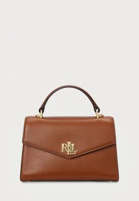 Hnědá kožená kabelka s pevnou konstrukcí, horním uchopením a zlatým logem jako ozdobou. Má klopu přes přehyb a hladký povrch.