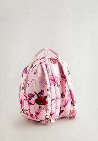 Zaino floreale rosa con design imbottito, caratterizzato da rose e violette, tasche laterali doppie, tessuto testurizzato e spallacci regolabili.