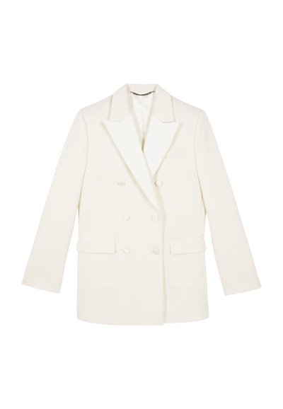 Blazer bianco doppiopetto realizzato in tessuto dalla consistenza liscia. Presenta un collarino a punta, due tasche frontali e polsini con bottoni.