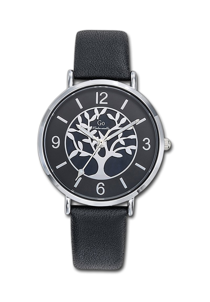Montre ronde en argent avec un cadran noir présentant un design d'arbre. Bracelet en cuir noir, index horaires argentés et aiguilles simples pour indiquer l'heure.