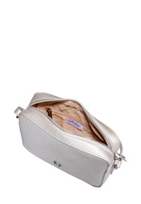 Metallisch silberne Handtasche mit strukturiertem Finish, rechteckiger Form, Reißverschluss oben und beigem Stofffutter. Innenetikett sichtbar.