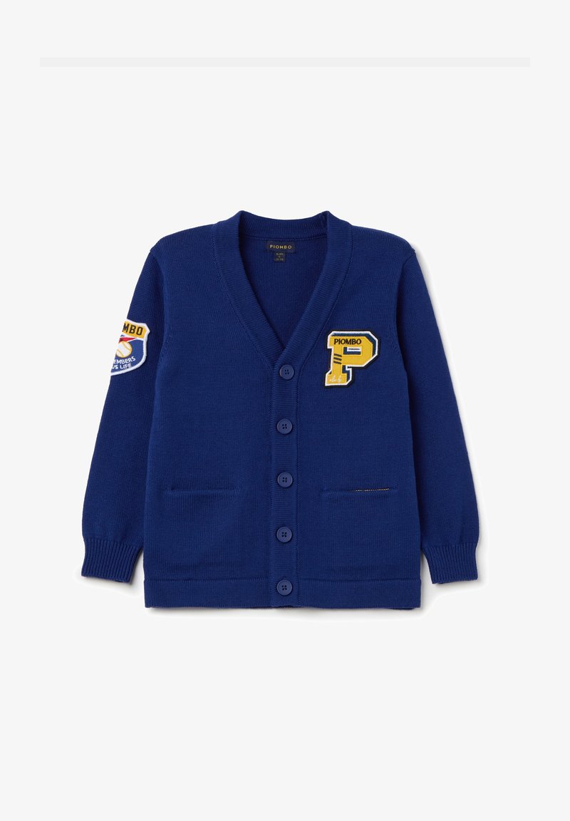 Cardigan en maille bleu marine avec un col en V, cinq boutons, deux poches et des écussons brodés sur la manche gauche et la poitrine.