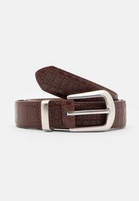 Bruine leren riem met krokodillenpatroon, voorzien van een zilveren metalen gesp, met een gladde textuur en een taps toelopende punt.