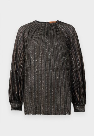 Blusa nera plissettata con fili metallici, maniche lunghe, collo alto e polsini elasticizzati. Presenta righe verticali e una finitura tessurizzata.
