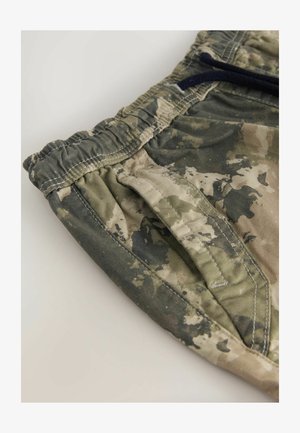 Kratke hlače s camo uzorkom, elastičnim pojasom, dva bočna džepa i teksturiranom tkaninom u zelenim i bež tonovima.