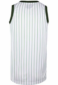 Camiseta de baloncesto blanca con rayas verticales verdes. Presenta un cuello redondo y detalles en verde oscuro en las sisas. Textura de tela de malla.