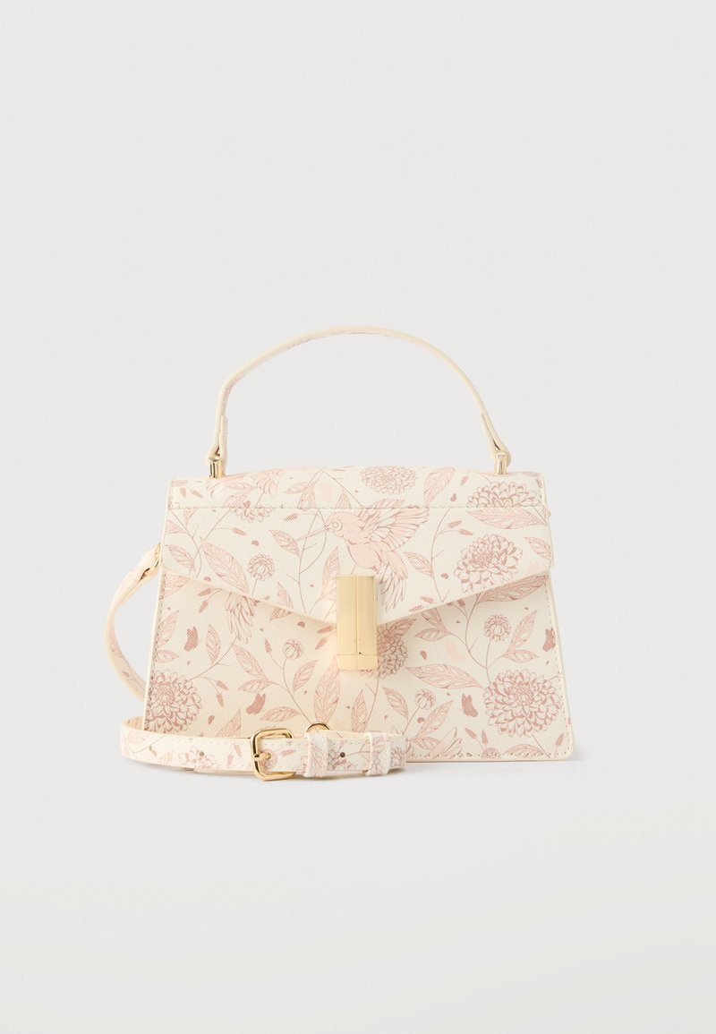 Κρεμ τσάντα χειρός με ροζ λουλουδάτο και μοτίβο κολιμπρί, χρυσό κούμπωμα, χειρολαβή στο πάνω μέρος και ρυθμιζόμενο λουρί ώμου σε λευκό φόντο.