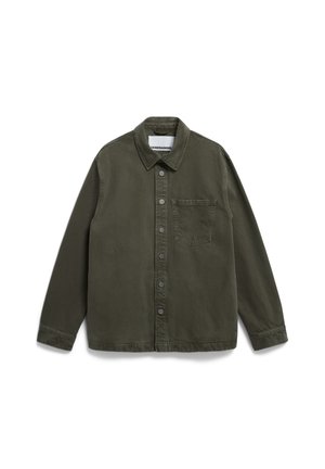 Giacca camicia in tela verde oliva con chiusura a bottoni, colletto a punta, taschino sul petto e maniche lunghe. Texture liscia con dettagli minimi.