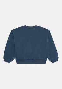 Sweatshirt bleu marine à col rond, à manches longues, avec des poignets et un ourlet côtelés, une texture lisse et un détail de couture subtil au niveau du col.