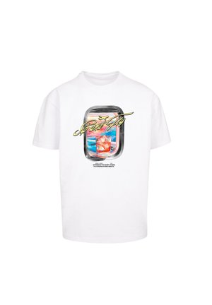 Valkoista puuvillapaitaa, jossa on graafinen printti ikkunaruutu aiheena, jäätelöjuoma ja sininen taivas, keltaisella tekstillä päällä.