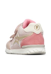 Rosa und beige Sportschuh mit Wildleder-Oberfläche, weißem Gummisohle und goldenen Sternakzenten. Klettverschluss für einen sicheren Sitz; F-Logo an der Ferse.