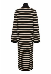 Svart och krämrandig långärmad klänning med hög halsringning och löst passform. Tillverkad av textilier, har en slits i ryggen för rörlighet.