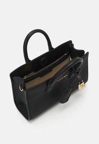 Sac fourre-tout en cuir noir avec surface texturée, anses supérieures, quincaillerie dorée et poche zippée à l'intérieur. Intérieur beige.