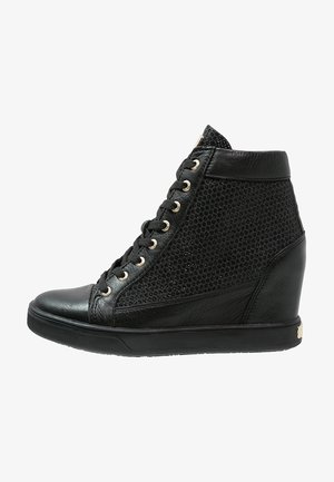 Czarny sneaker na koturnie z przodu na sznurowadła, teksturowanymi siateczkowymi bokami i gumową podeszwą, widok z boku.