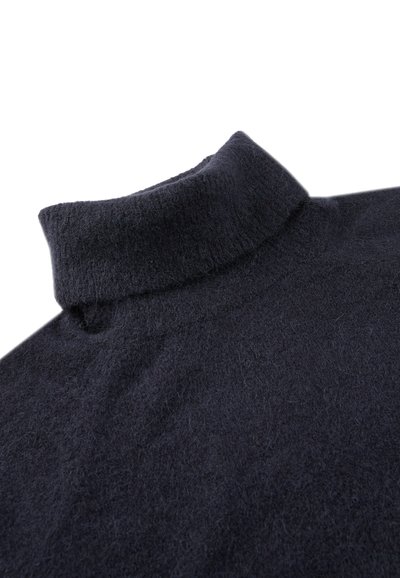 Maglione a collo alto in navy realizzato in morbido lana, caratterizzato da un collo alto e una superficie testurizzata, leggermente pelosa. Nessun hardware o motivo visibile.