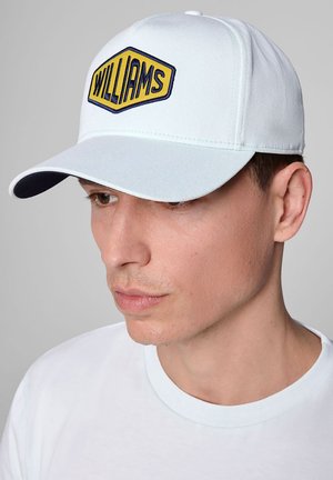Biała czapka baseballowa z niebieskim daszkiem, z haftowaną żółtą metką w kształcie diamentu z napisem "WILLIAMS" w niebieskim kolorze z przodu.
