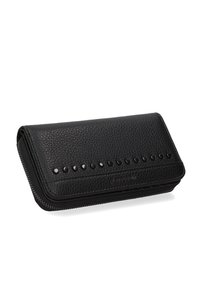 Portafoglio in pelle nera con finitura testurizzata, chiusura con zip e una fila di borchie sulla parte frontale. Design slim e rettangolare.