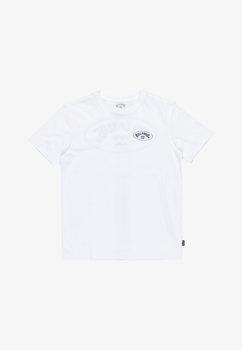 Camiseta de algodón blanca de manga corta, cuello redondo, con un logotipo ovalado azul en el frente y una pequeña etiqueta negra en el lado.