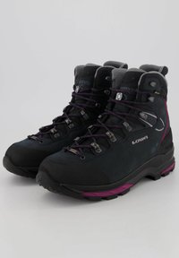 Scarpe da trekking nere con accenti grigi, lacci rosa e ganci metallici. Presentano una suola testurizzata e una rete traspirante per l'uso all'aperto.
