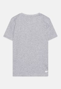 Pelēks īsām piedurknēm t-krekls, izgatavots no mīksta materiāla, ar apaļu izgriezumu un nelielu balto "ULTRA DRY" etiķeti apakšējā labajā stūrī.