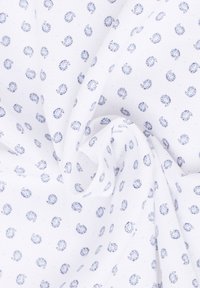 Tessuto bianco con un piccolo motivo paisley blu, caratterizzato da una superficie leggermente testurizzata e un'elegante caduta morbida.