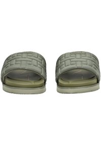 Pantofole scivolate con cinturino intrecciato grigio, suola piatta e leggero ammortizzamento. Bordo arrotondato e superficie testurizzata sul cinturino.
