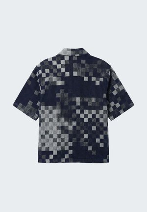 Camicia a maniche corte con bottoni, con motivo a quadri pixellato blu navy e grigio, vista da dietro.
